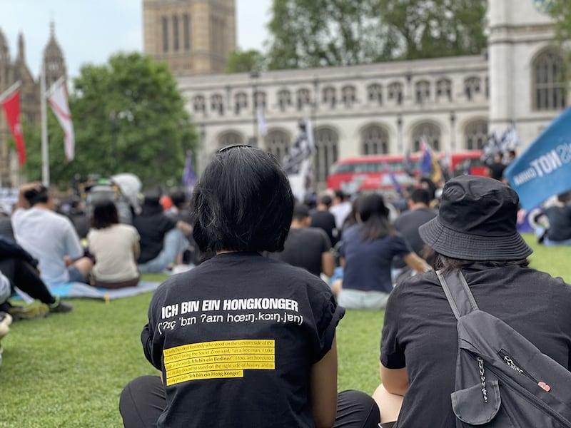 和女儿一同出席集会的徐小姐,对英国首相苏纳克近日的行径感到无奈和愤怒,认为有必要通过集会,向英国政府表达香港人的声音。 (吕熙摄)