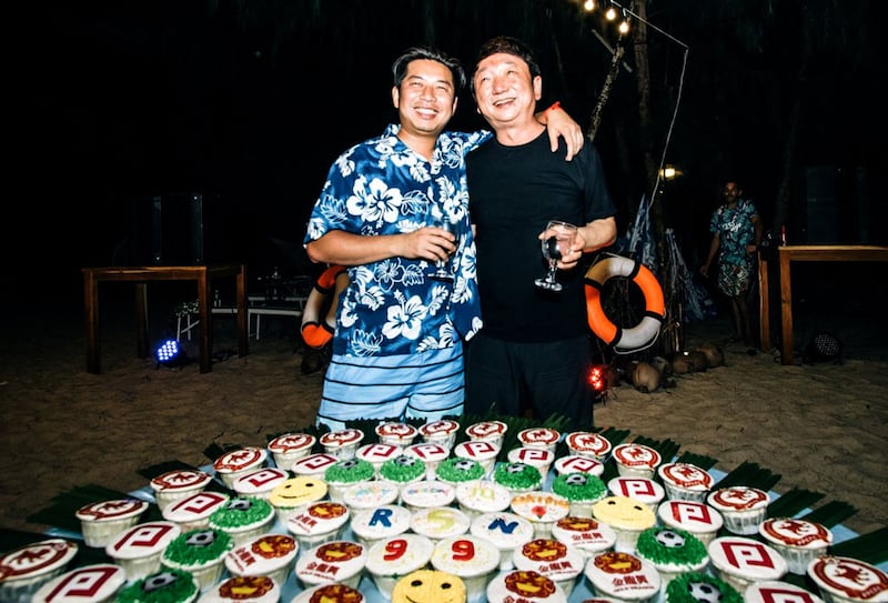 徐愛民(右)與「金邊皇冠足球會」主席Rithy Samnang(左)關係密切,徐曾出席對方生日派對。(MAX Media圖片)